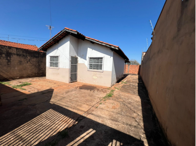 Imagens do imóveis Imóvel com 2 Quartos, Sala Ampla e Varanda