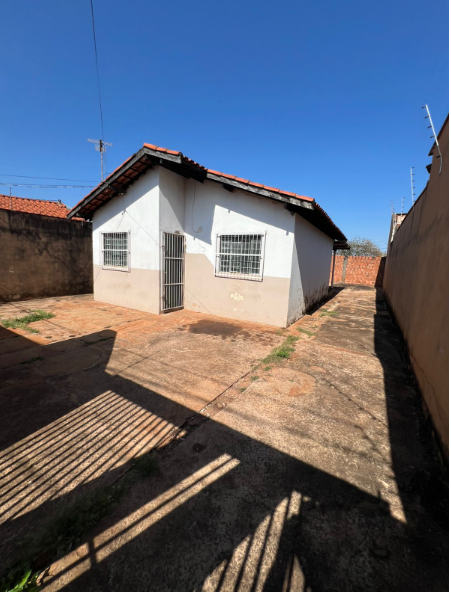 Imagens do imóveis Imóvel com 2 Quartos, Sala Ampla e Varanda