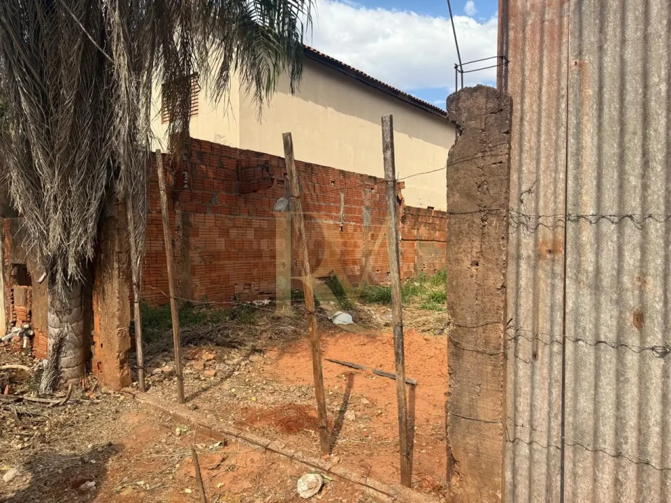 Imagens do imóveis TERRENO 200M2 - EM RUA DE FACIL ACESSO