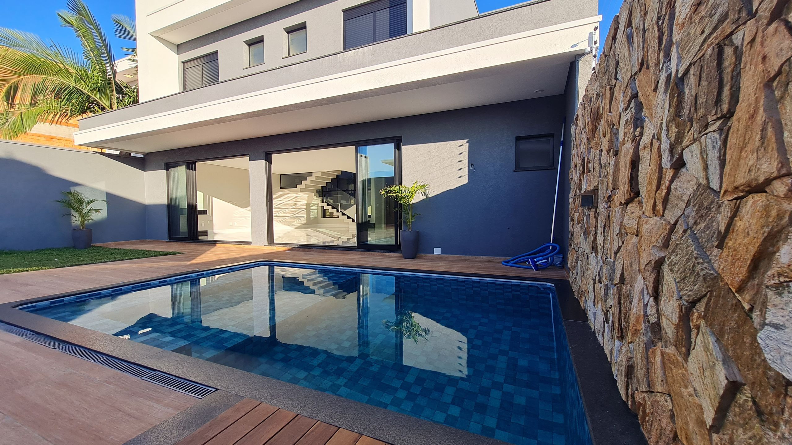 Imagens do imóveis CASA 3 SUÍTES CIDADE NOVA