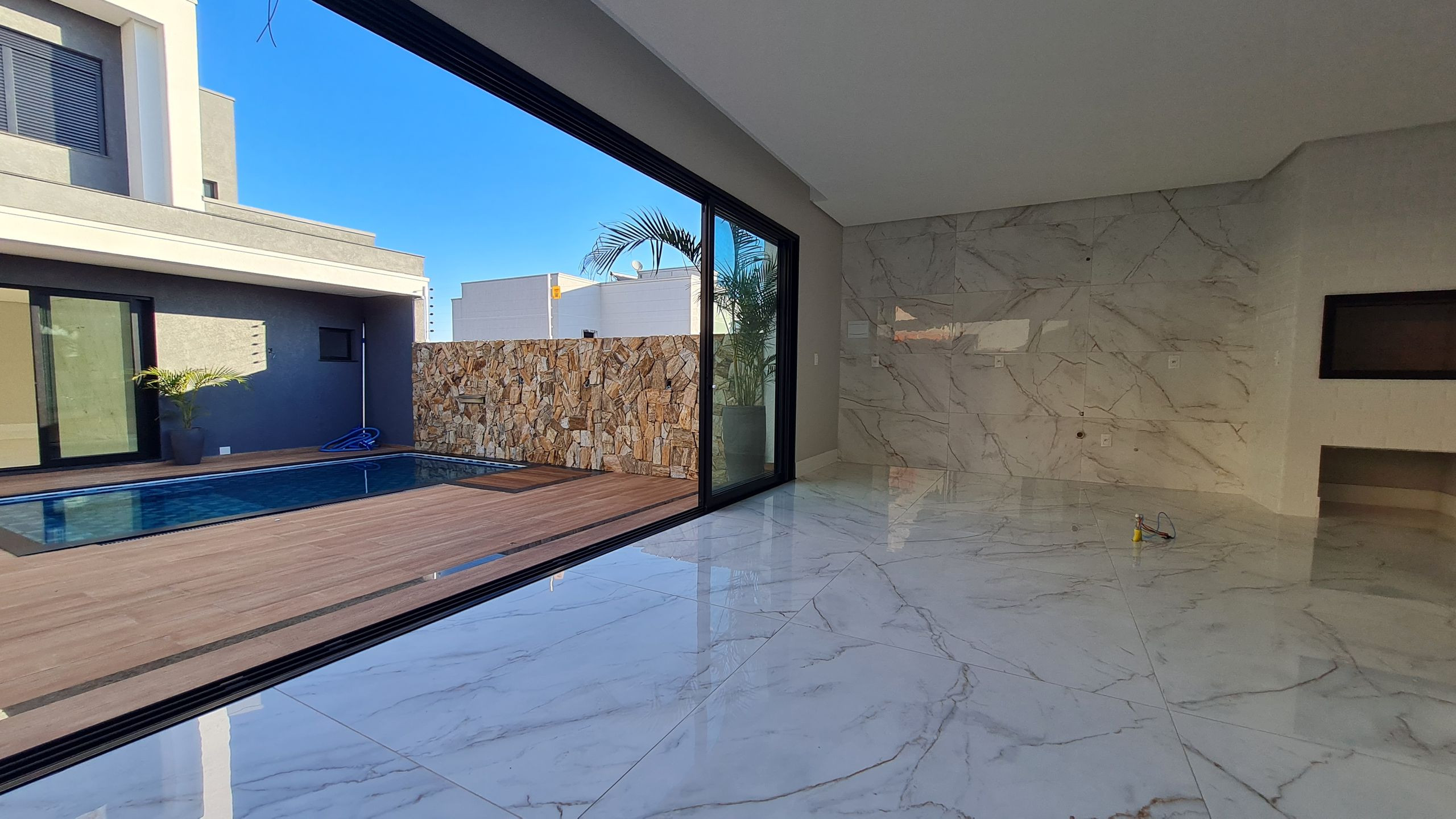 Imagens do imóveis CASA 3 SUÍTES CIDADE NOVA