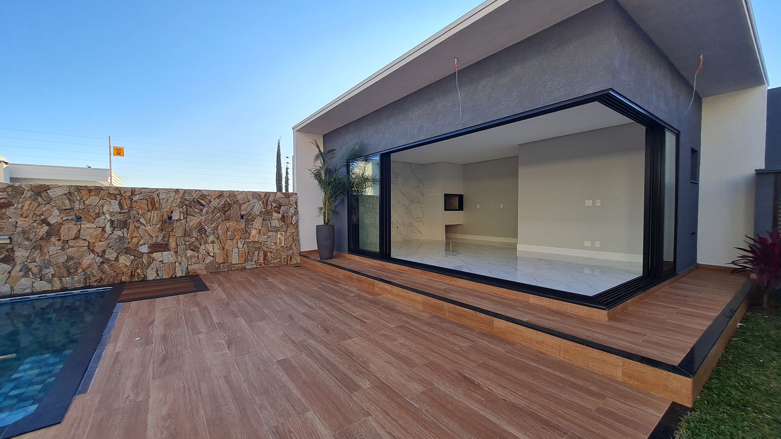 Imagens do imóveis CASA 3 SUÍTES CIDADE NOVA