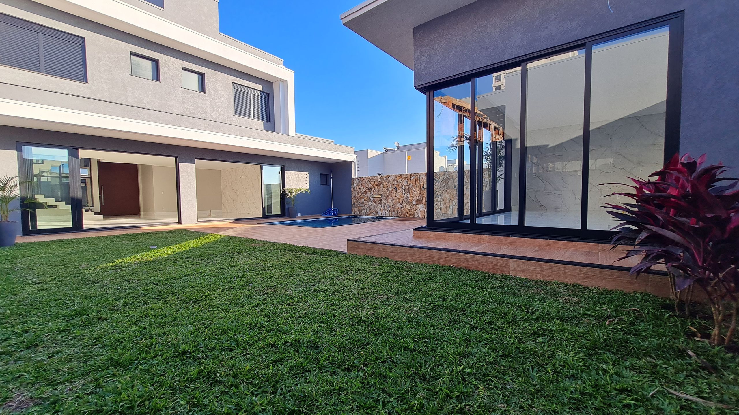 Imagens do imóveis CASA 3 SUÍTES CIDADE NOVA