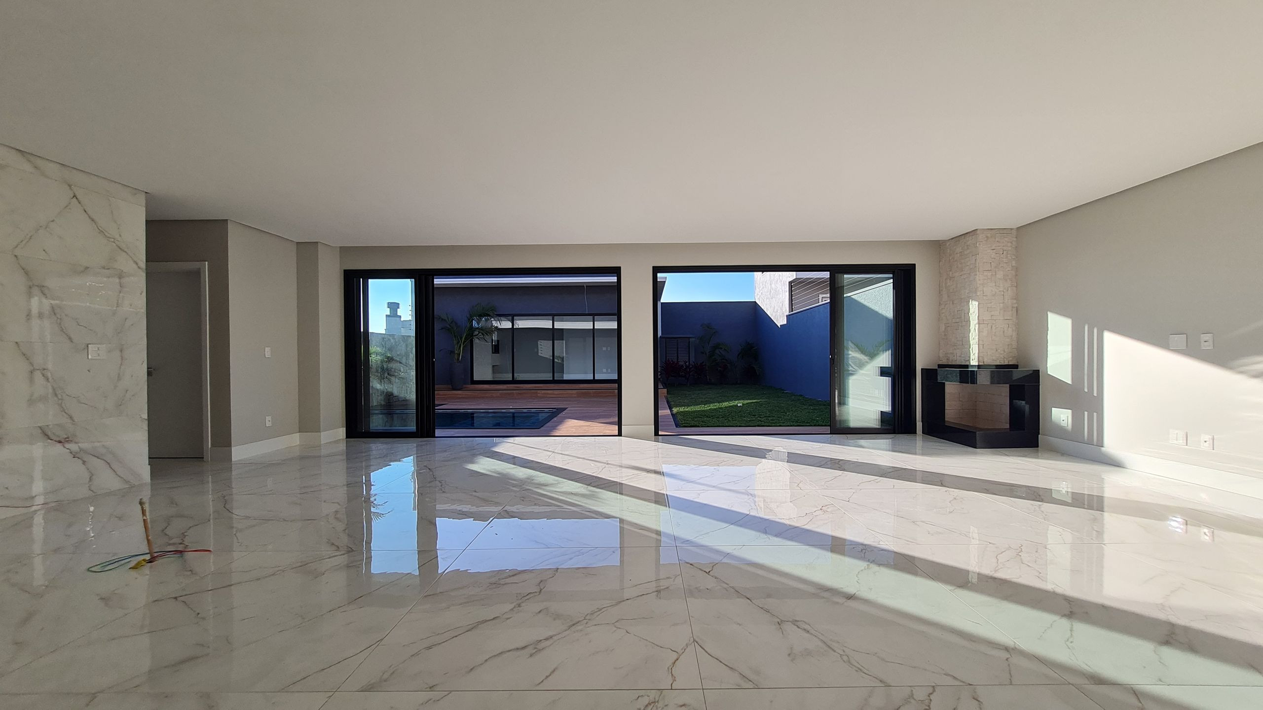 Imagens do imóveis CASA 3 SUÍTES CIDADE NOVA