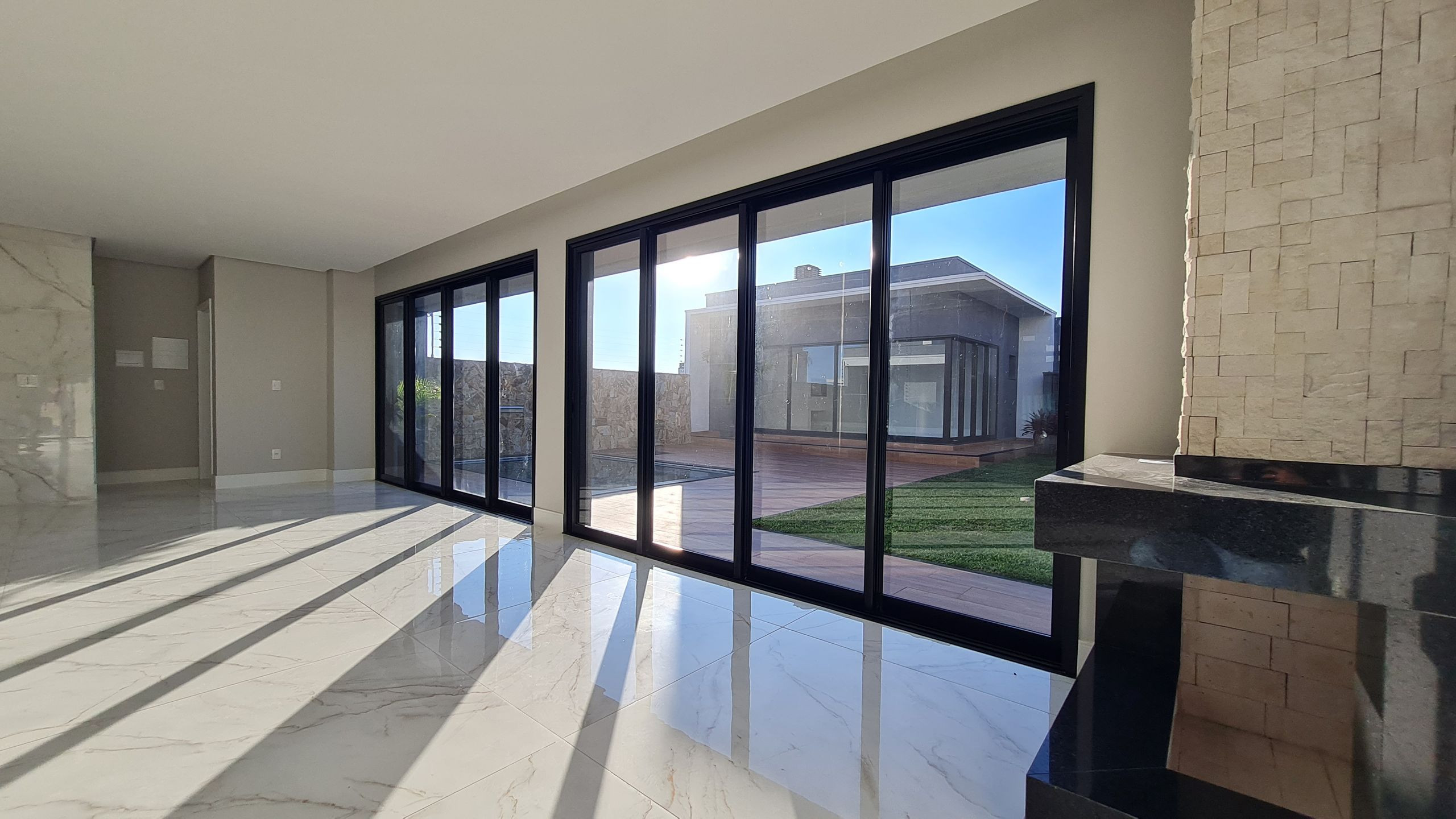 Imagens do imóveis CASA 3 SUÍTES CIDADE NOVA