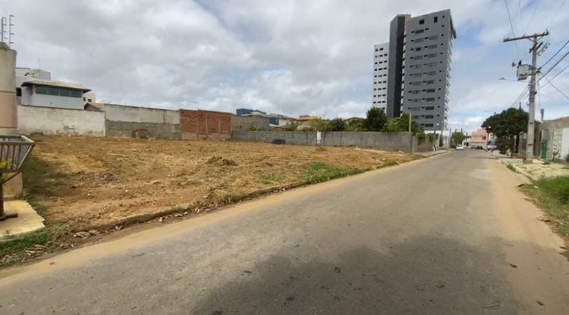 Atenção investidores! Terreno Plano em rua Asfaltada à Venda, em Bairro Candeias, próximo a Av. Olívia Flores, Vitória da Conquista, BA - foto 1