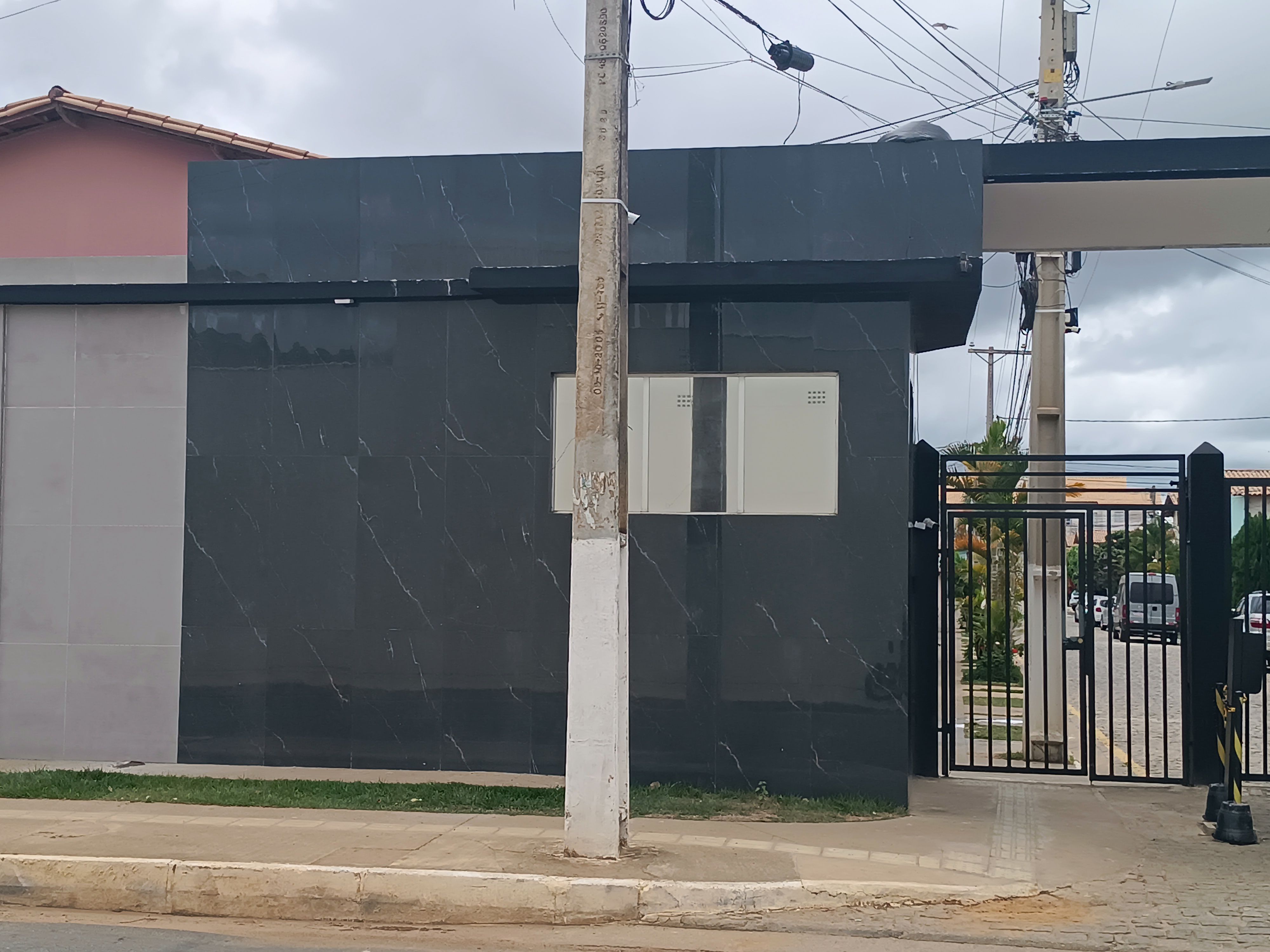 Vendo Vilage de 2 quartos com quintal, garagem coberta em ótima localização para venda na Laura Nunes no bairro Boa Vista, Vitória da Conquista, - foto 1