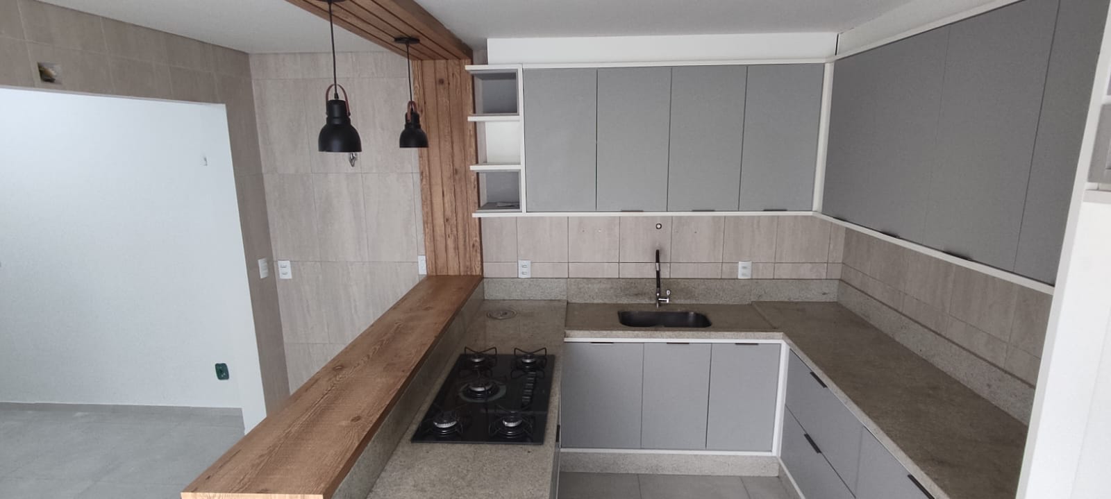 Village 2 quartos sendo 1 suíte ampliado com cozinha planejada + escritório para locação em condomínio fechado no Vivenda dos Bosque Vitória da C - foto 1