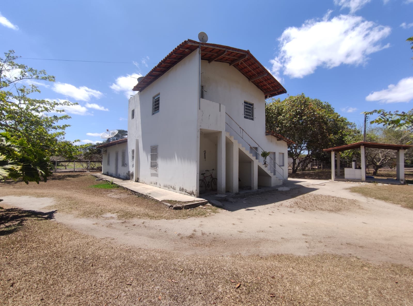 Sítio a venda na Lagoa das Flores com 2 casas, árvores frutíferas, poço artesiano, irrigação, baías para cavalos, tanque de peixe. Pertinho da ci - Lagoa das Flores, Vitória da Conquista