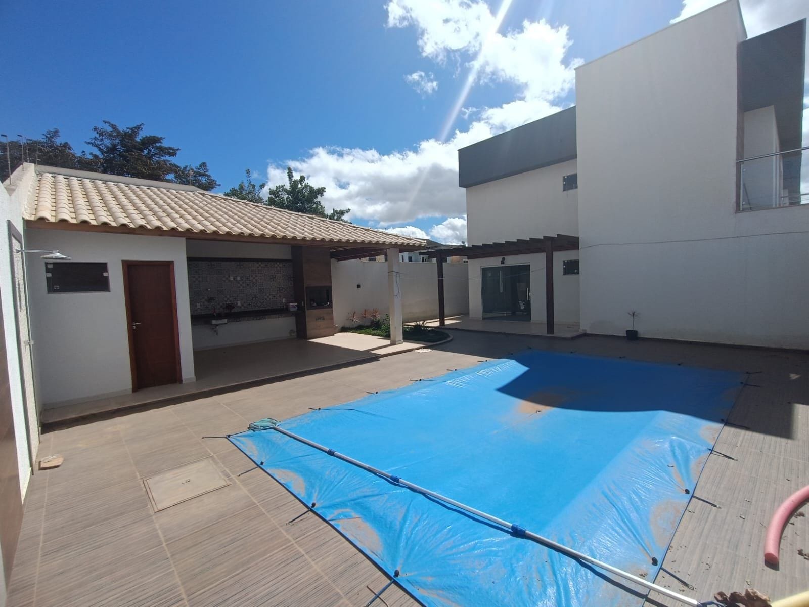 Casa duplex de 3 quartos sendo 2 suítes, piscina, espaço gourmet com churrasqueira depósito e banheiro externo à venda, Boa Vista, Vitória da Con - Boa Vista, Vitória da Conquista