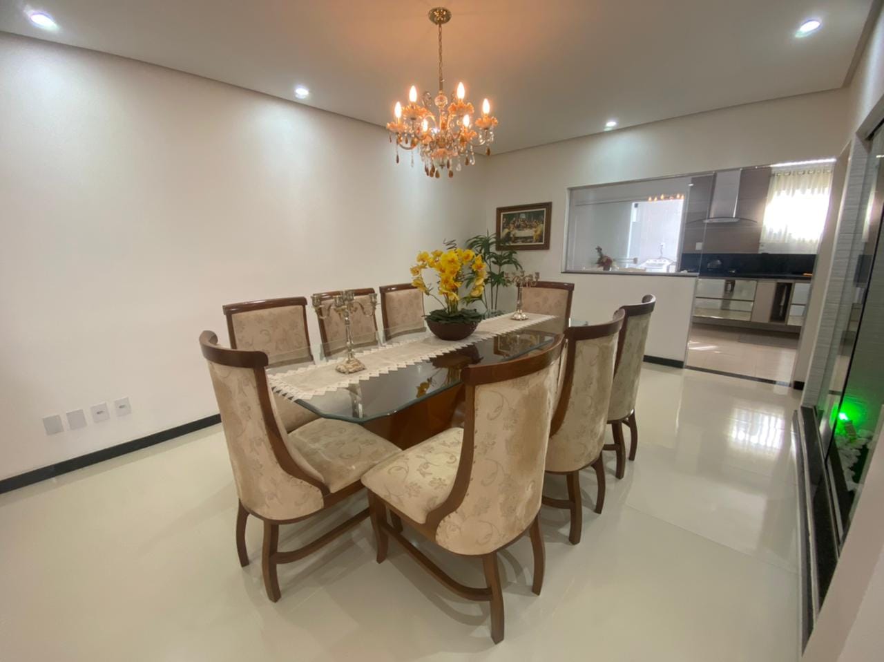 Apartamento térreo à venda, com 4 quartos sendo 2 suítes, com excelente acabamento, garagem para 4 carros, no bairro Candeias em  Vitória da Conq - Candeias, Vitória da Conquista