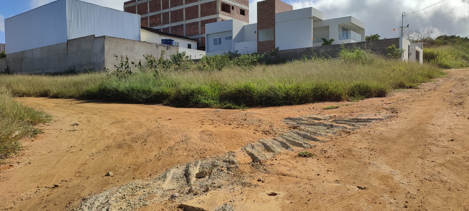 Terreno de esquina de 405m2 à Venda no Bairro Candeias. - foto 1