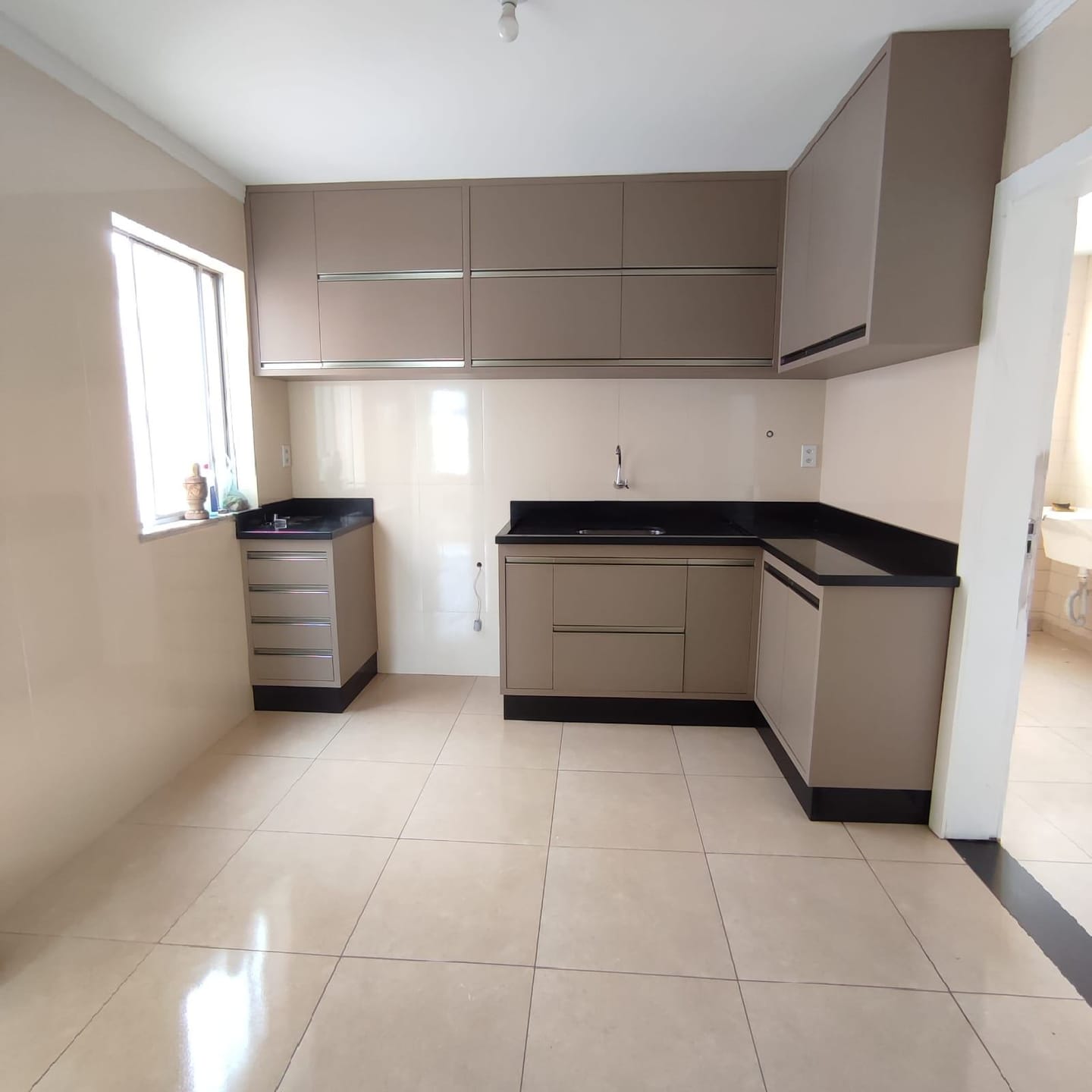 Excelente Apartamento com Varanda, Localizando na Av. Luiz Eduardo, Candeias, Vitória da Conquista, BA - foto 11