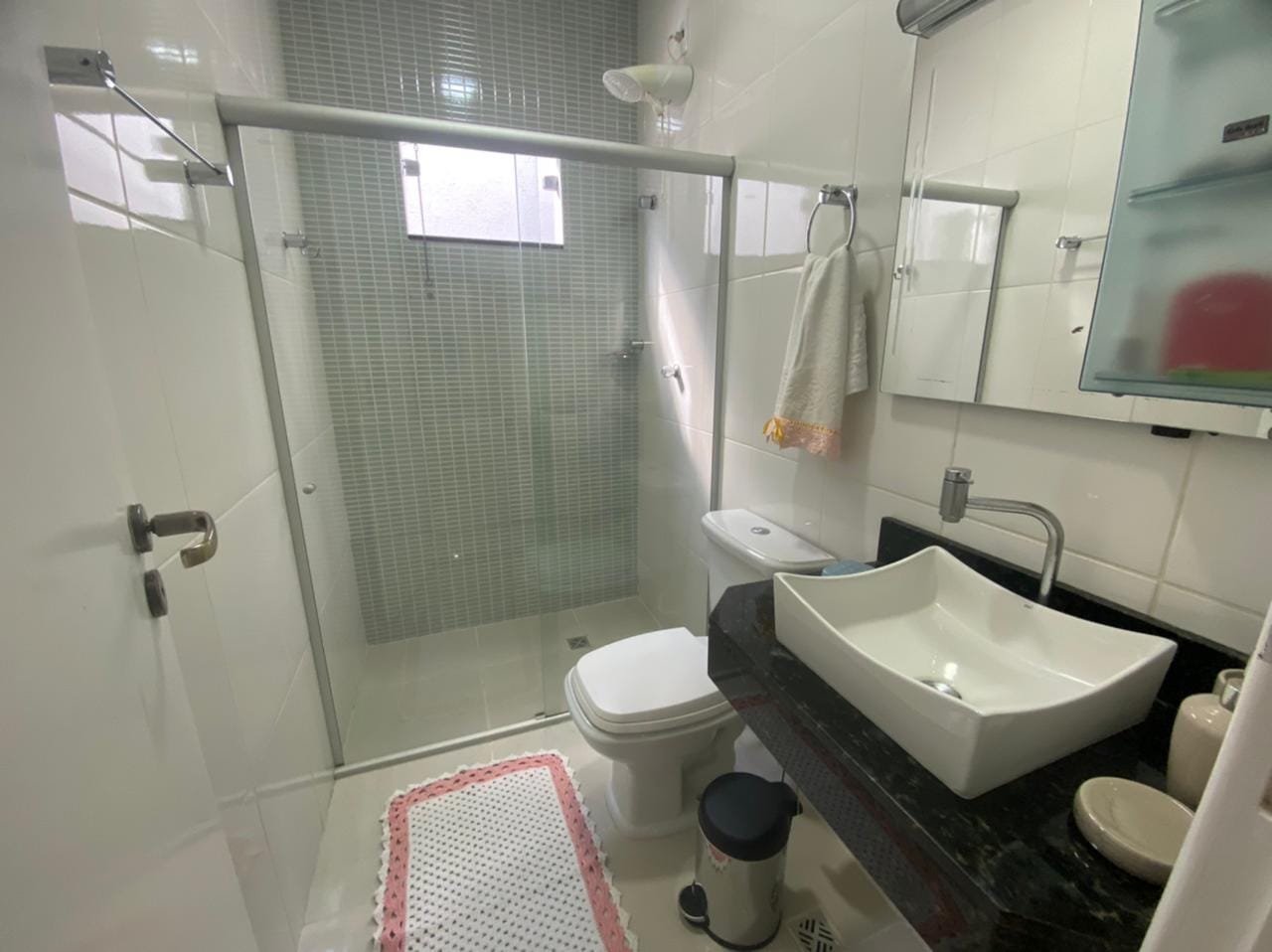 Apartamento térreo à venda, com 4 quartos sendo 2 suítes, com excelente acabamento, garagem para 4 carros, no bairro Candeias em  Vitória da Conq - foto 12