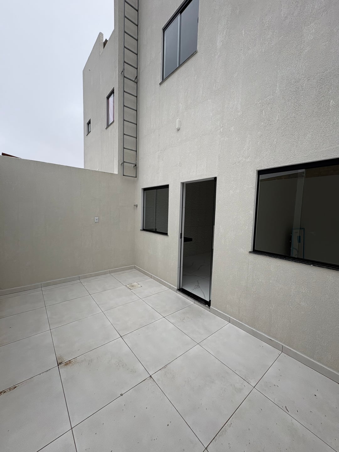 Casa duplex de 3 quartos sendo 2 suítes, garagem 2 carros + quintal - foto 11