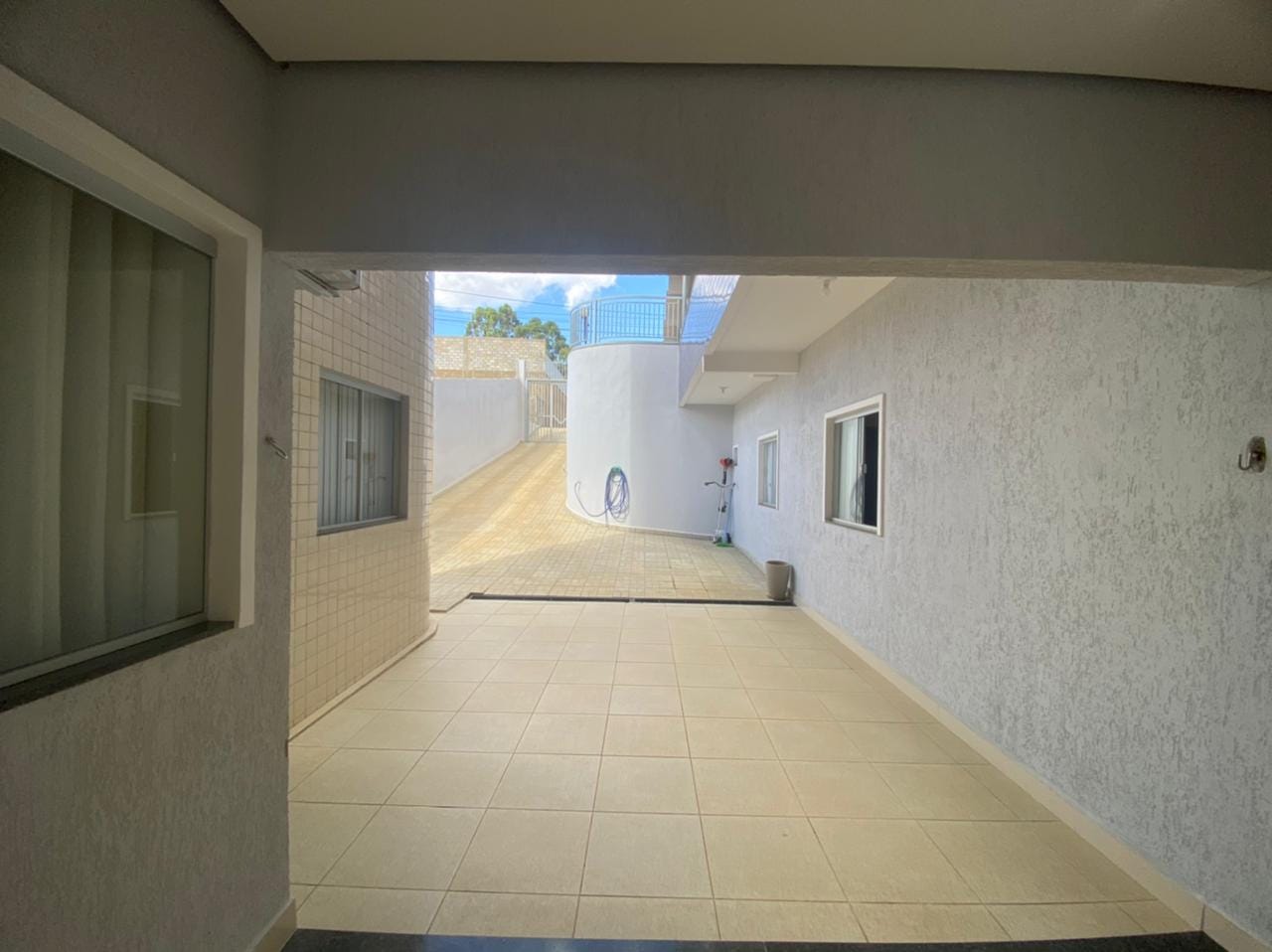 Apartamento térreo à venda, com 4 quartos sendo 2 suítes, com excelente acabamento, garagem para 4 carros, no bairro Candeias em  Vitória da Conq - foto 2