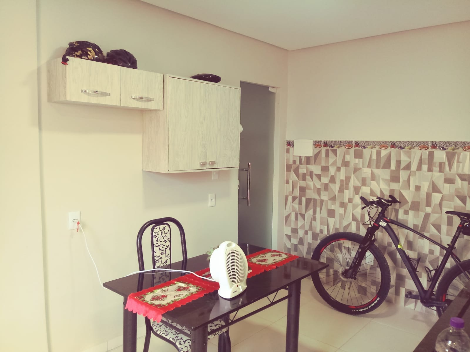 Oportunidade para investidores! Casa alugada à venda, com Habite se Comercial  no Candeias com rua de grande fluxo de carros  Vitória da Conquist - foto 12