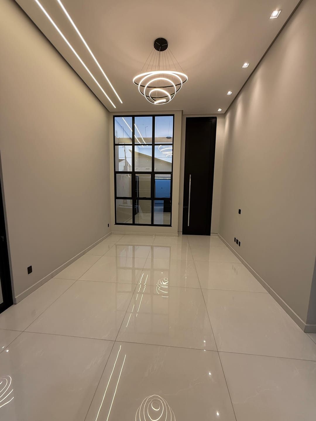 OPORTUNIDADE - Casa de Alto Padrão no Bairro Boa Vista, 3/4 sendo 2 suítes, próximo a  Avenida Luis Eduardo Magalhães - foto 2
