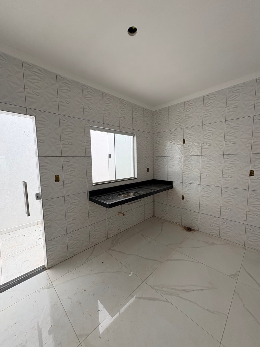 Casa de 2 quartos sendo 1 suíte com garagem para dois carros e quintal - foto 11