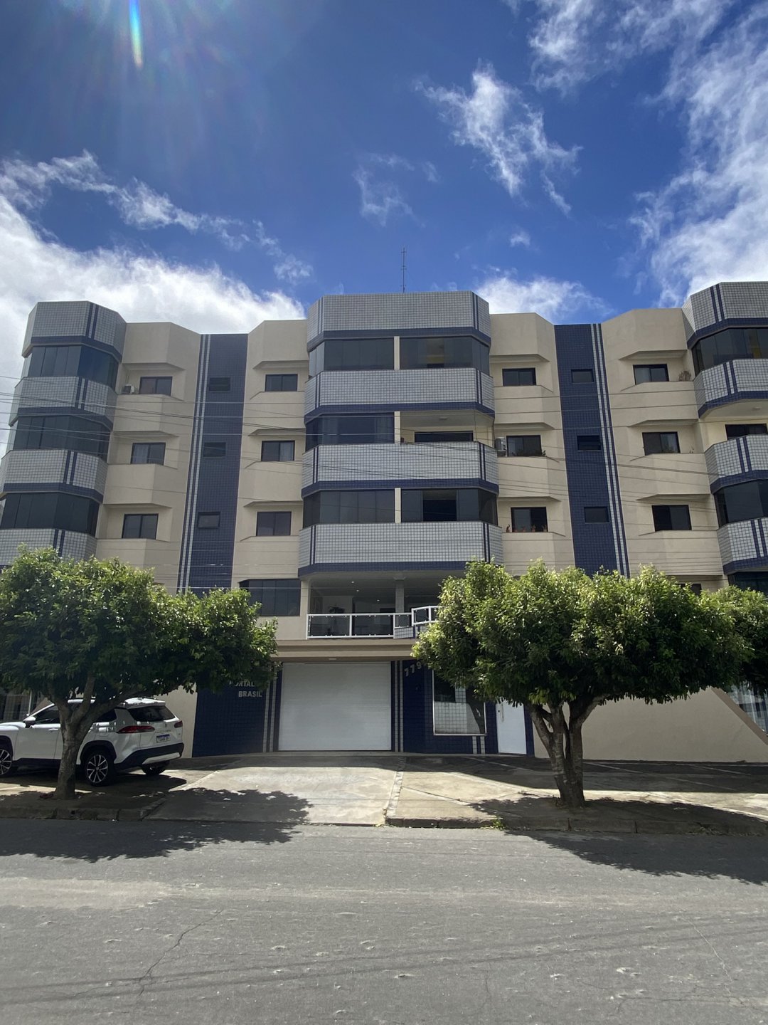 Excelente Apartamento 1º andar, 3/4 com suite, para Locação – Edifício Portal Brasil, Bairro Candeias, em Vitória da Conquista, Bahia - foto 1
