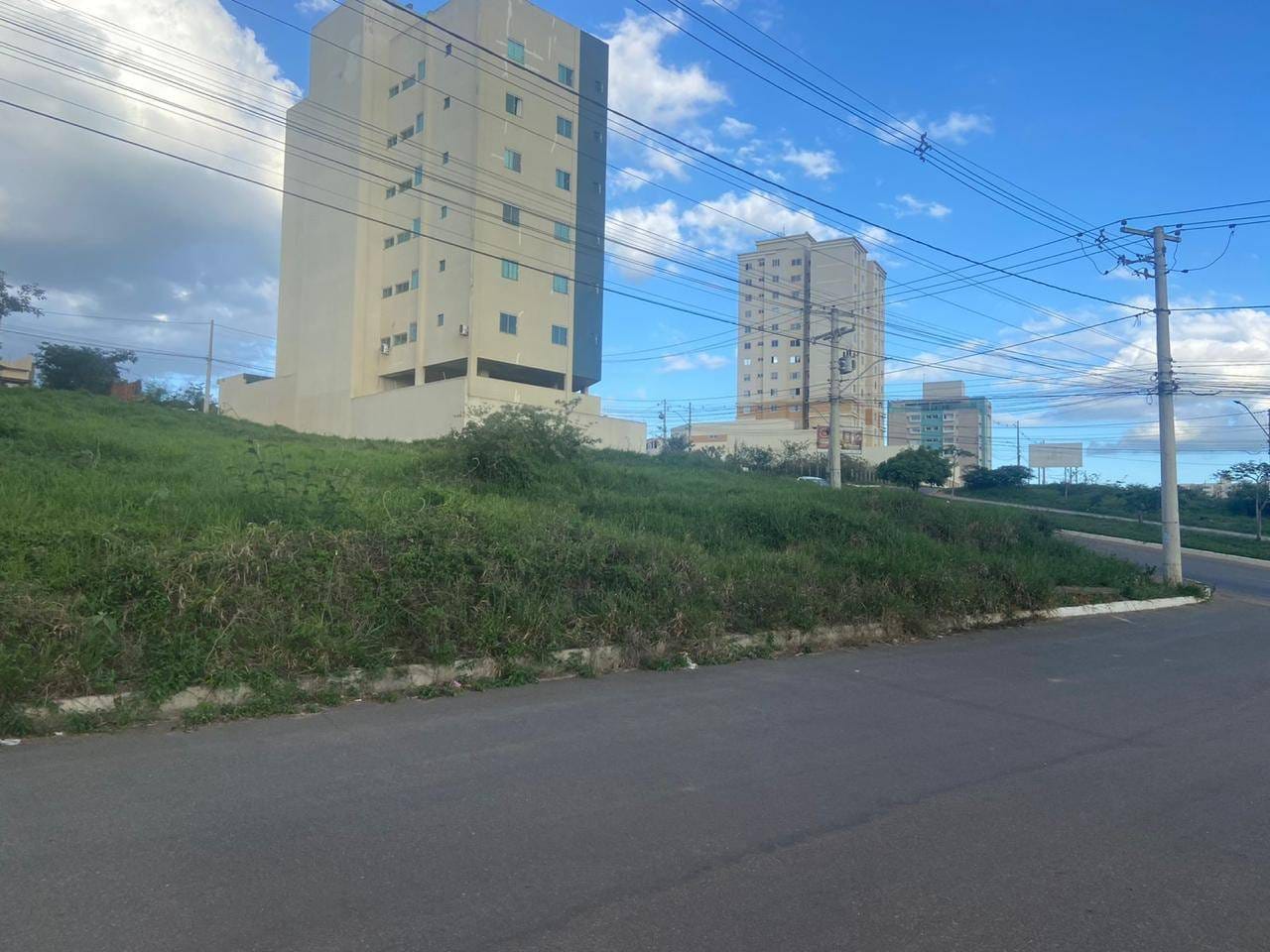 Terreno de Esquina no Bairro Candeias, Av. Luiz Eduardo, próximo a Fainor, Vitória da Conquista - Ba - foto 1