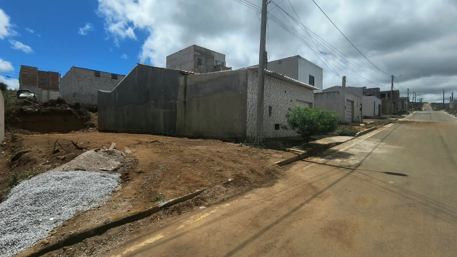 Oportunidade Terreno no asfalto à Venda no Lot Bateias 2. Bairro Zabelê em Vitória da Conquista - foto 1