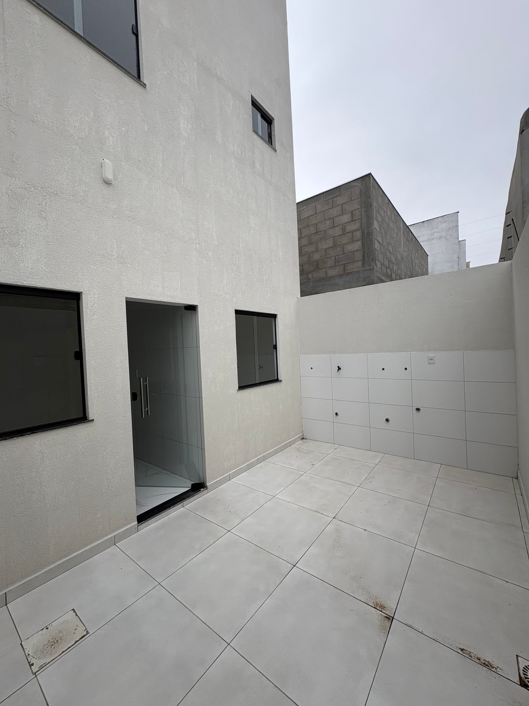 Casa duplex de 3 quartos sendo 2 suítes, garagem 2 carros + quintal - foto 12