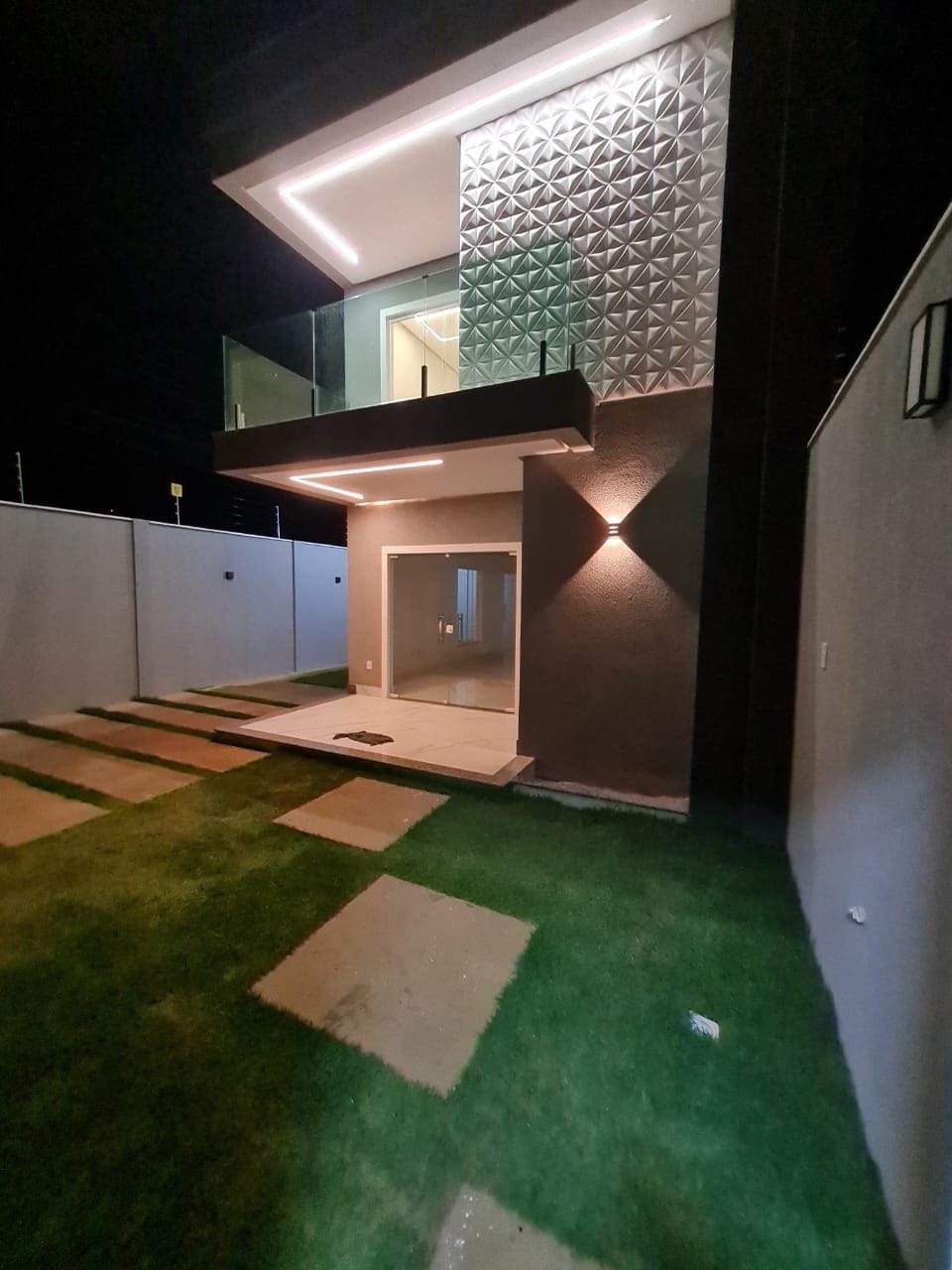 Casa duplex  3 suítes  sendo 1 com closet e outra com varanda + vaga de garagem para 4 carros com 143 m²  no Alto da Boa Vista, Vitória da Conqui - foto 2