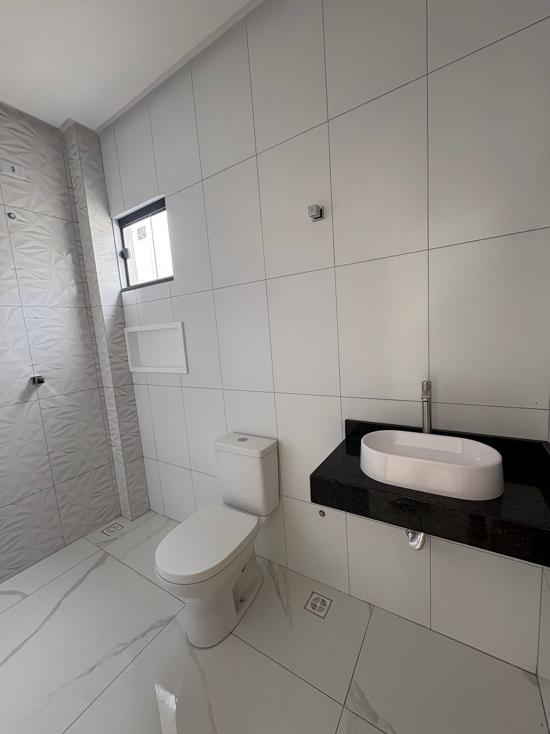 Casa duplex de 3 quartos sendo 2 suítes, garagem 2 carros + quintal - Felícia, Vitória da Conquista