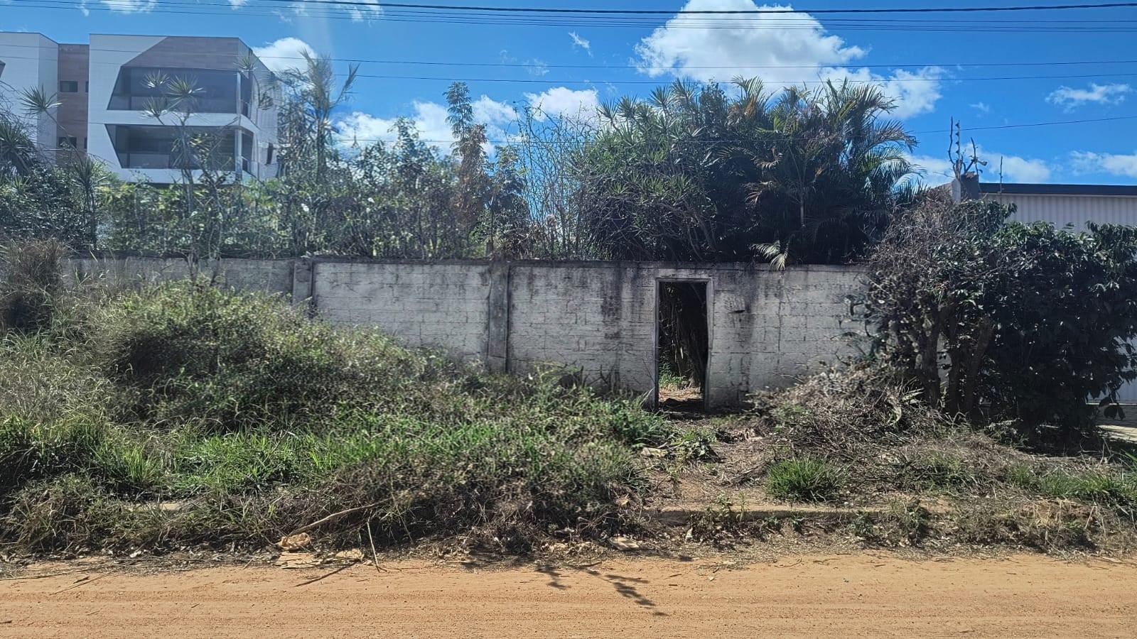 OPORTUNIDADE - Terreno de 1.000m² contendo uma casa de aprox. 140mts em fase de construção, situado no Alto do Boa Vista em Vitória da Conquista- - foto 1