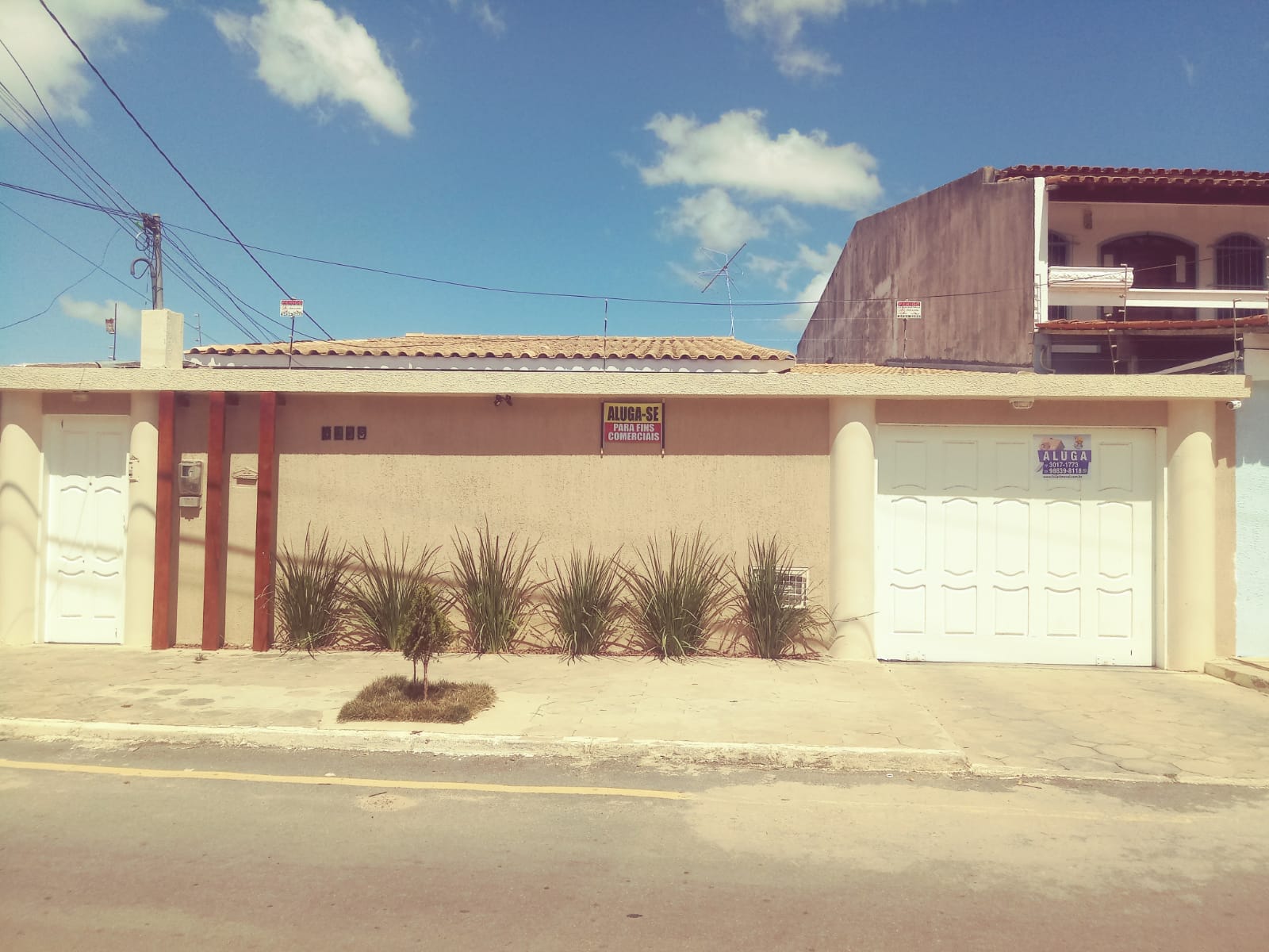 Oportunidade para investidores! Casa alugada à venda, com Habite se Comercial  no Candeias com rua de grande fluxo de carros  Vitória da Conquist - foto 2