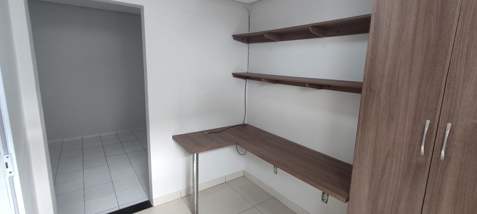 Village 2 quartos sendo 1 suíte ampliado com cozinha planejada + escritório para locação em condomínio fechado no Vivenda dos Bosque Vitória da C - foto 18