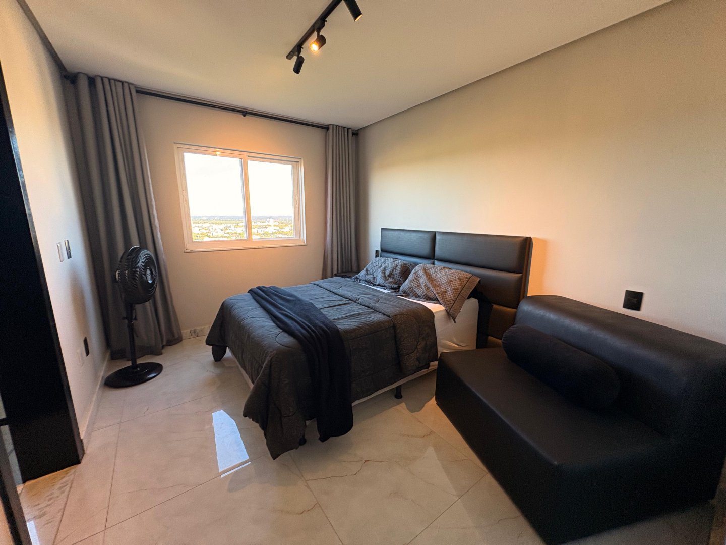 Cobertura duplex mobiliada com 4 quartos sendo 3 suites, terraço comm área gourmet e piscina a venda no bairro Candeias em Vitoria da Conquista - - foto 18
