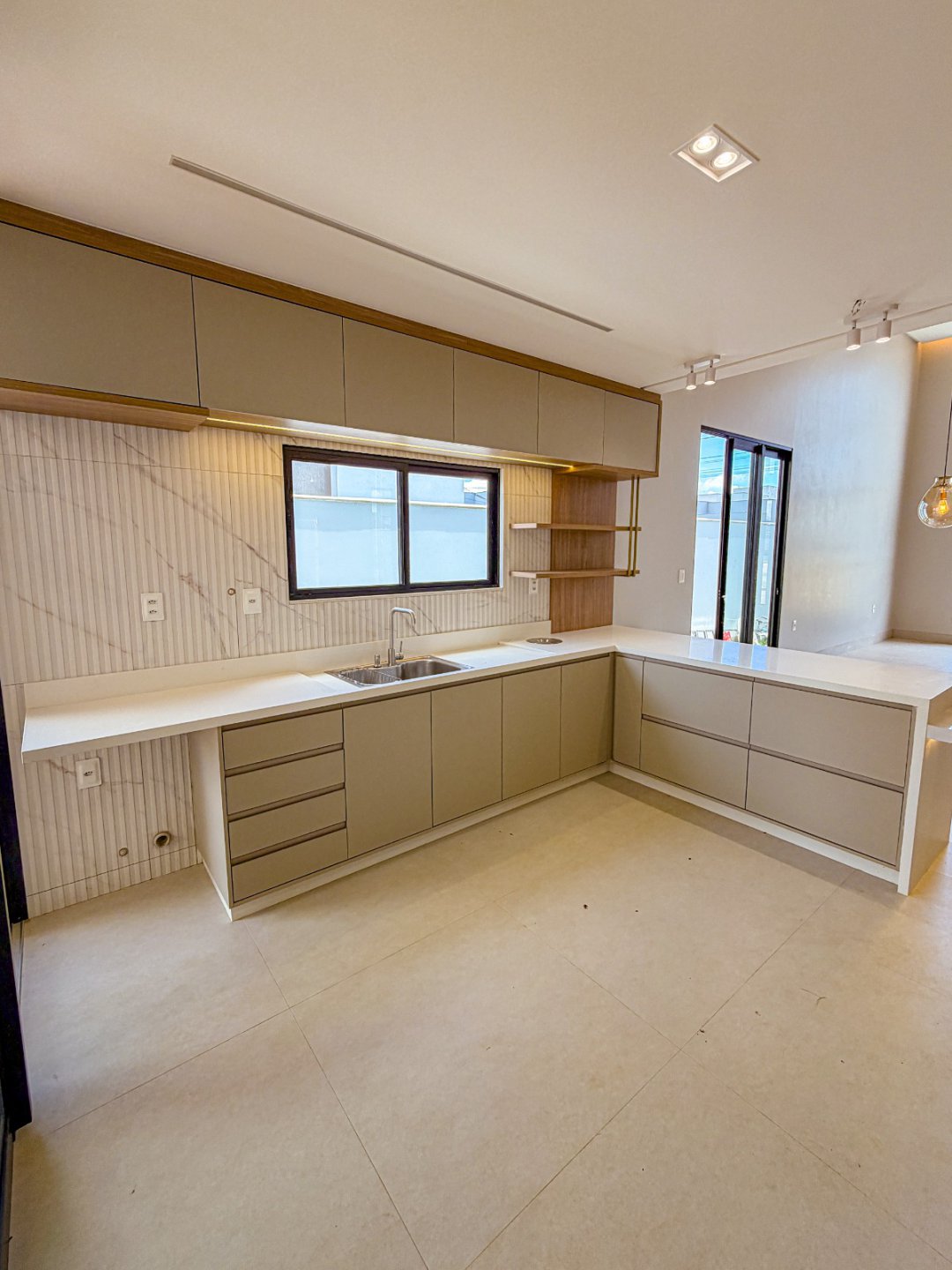 ALPHAVILLE 2 - Casa térrea com 3 Suítes + Varanda Gourmet com Hidro, Garagem coberta para 2 carros Vitória da Conquista Ba - foto 18