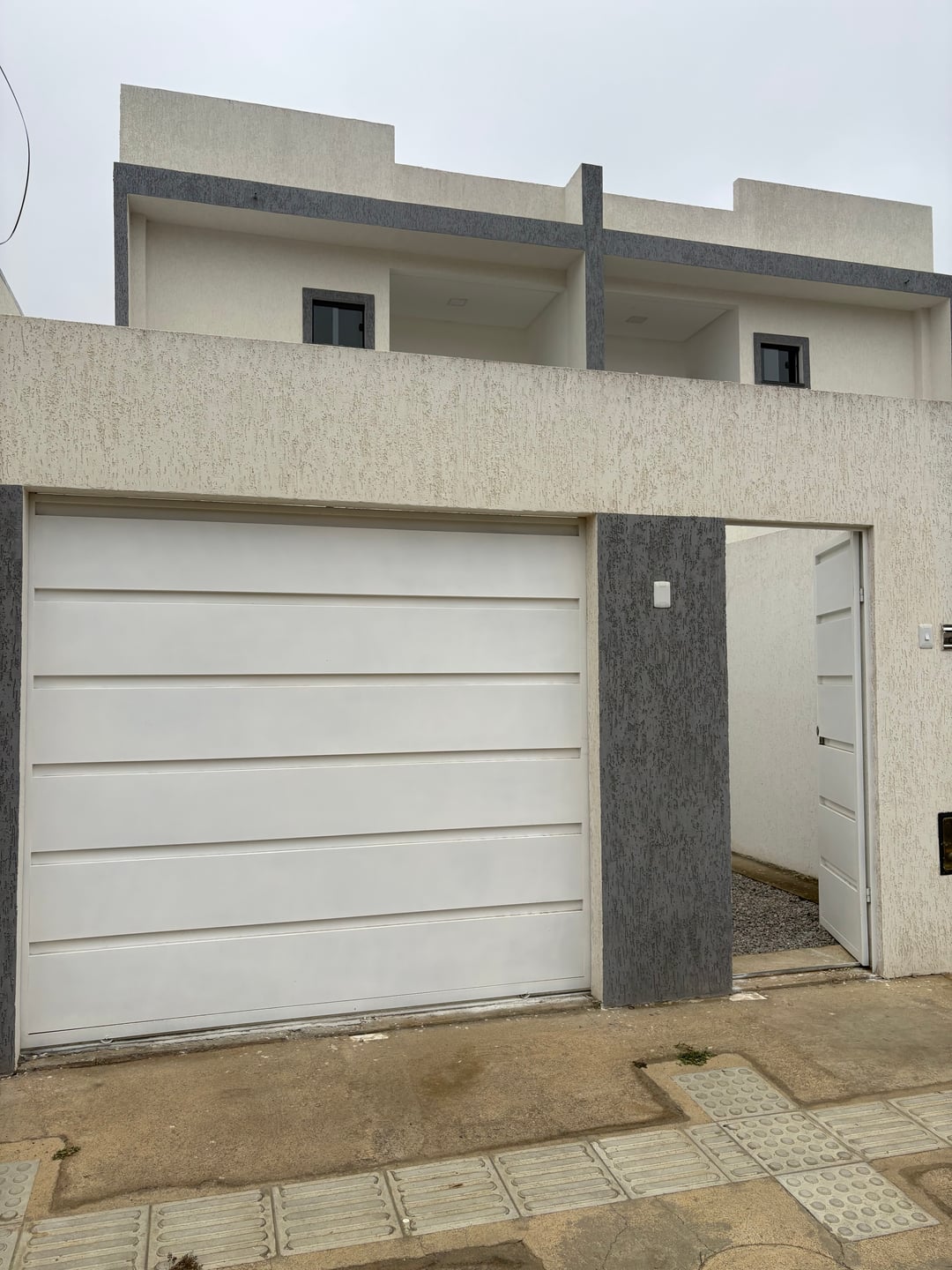 Casa duplex de 3 quartos sendo 2 suítes, garagem 2 carros + quintal - foto 2