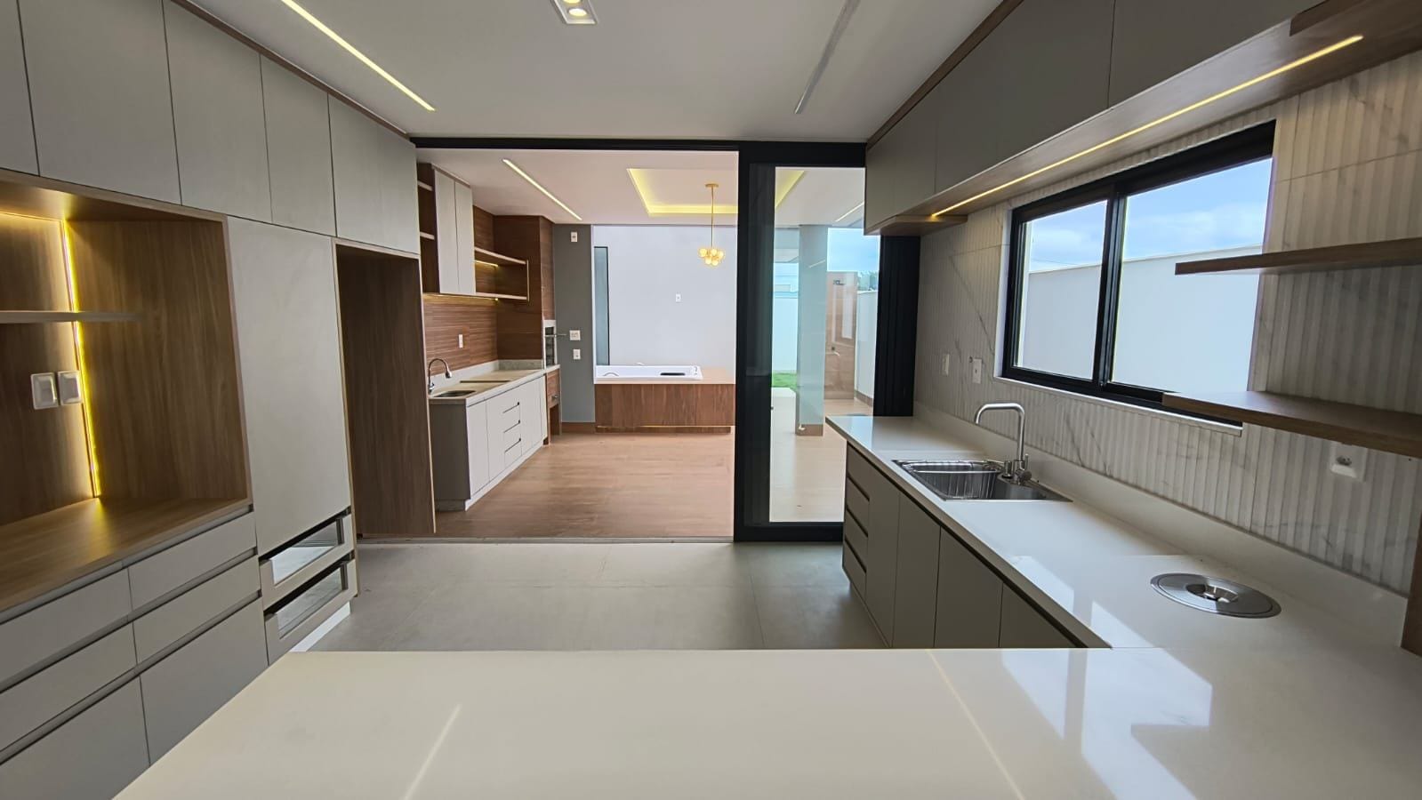 ALPHAVILLE 2 - Casa térrea com 3 Suítes + Varanda Gourmet com Hidro, Garagem coberta para 2 carros Vitória da Conquista Ba - foto 23