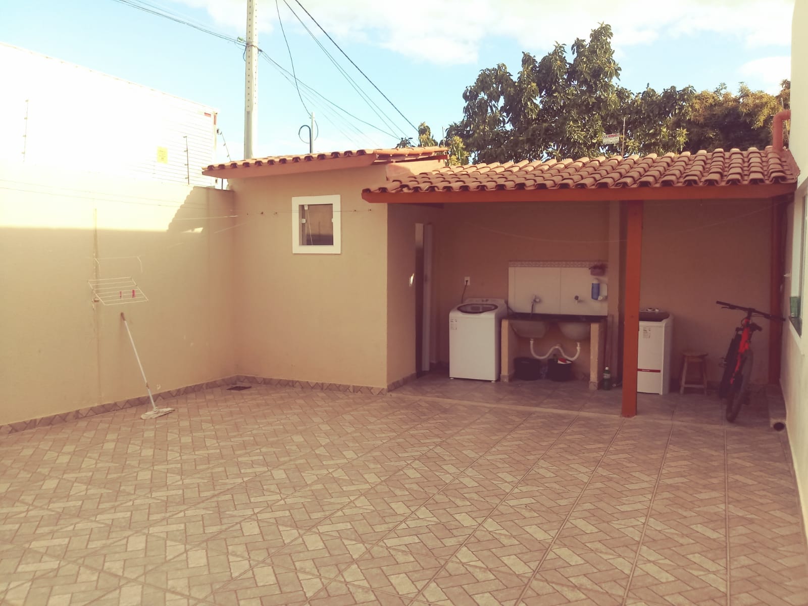 Oportunidade para investidores! Casa alugada à venda, com Habite se Comercial  no Candeias com rua de grande fluxo de carros  Vitória da Conquist - foto 3