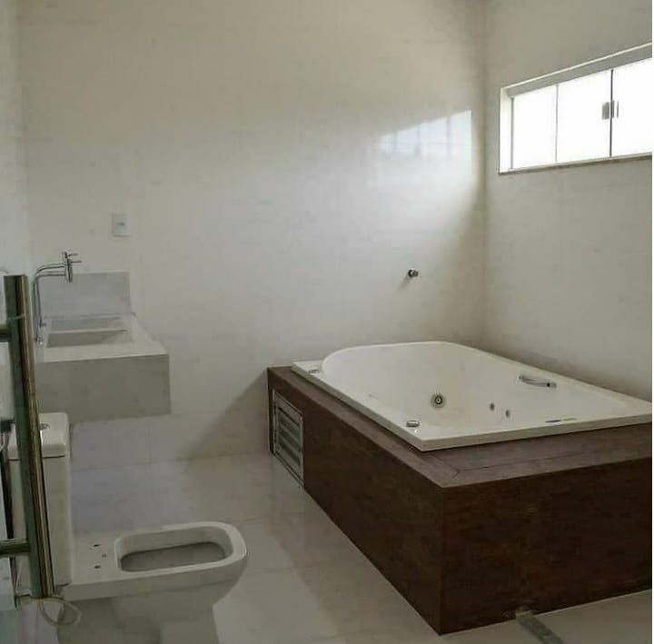 Casa com dois pavimentos , alto padrão , 3 suítes, 3 salas, piscina, área gourmet no Alto da Boa Vista em Vitória da Conquista, BA. - foto 3