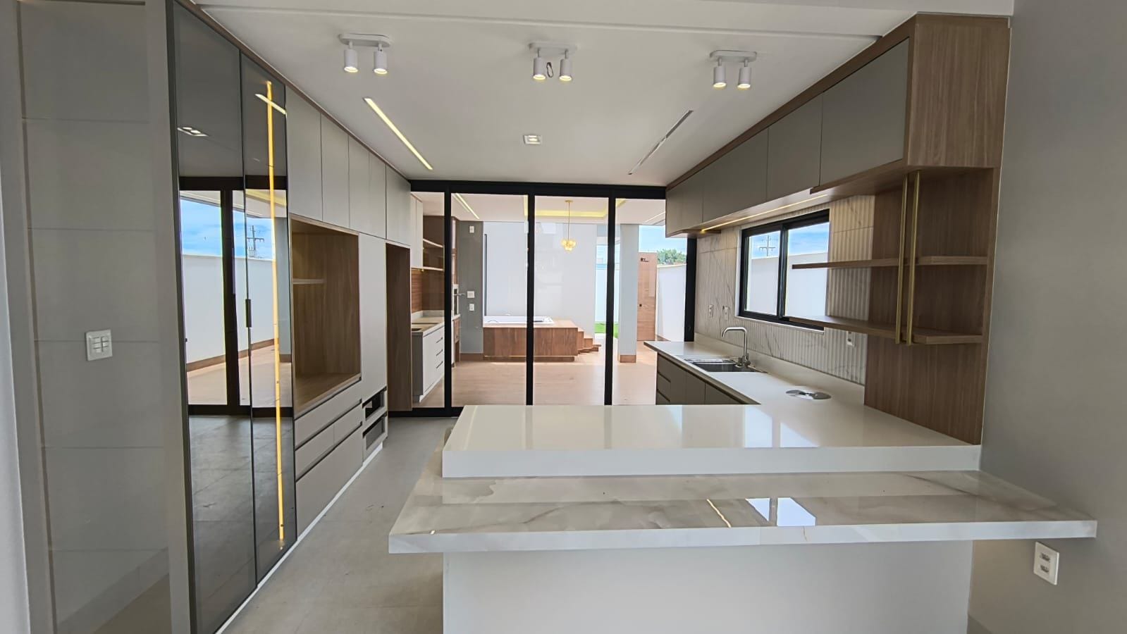 ALPHAVILLE 2 - Casa térrea com 3 Suítes + Varanda Gourmet com Hidro, Garagem coberta para 2 carros Vitória da Conquista Ba - foto 27