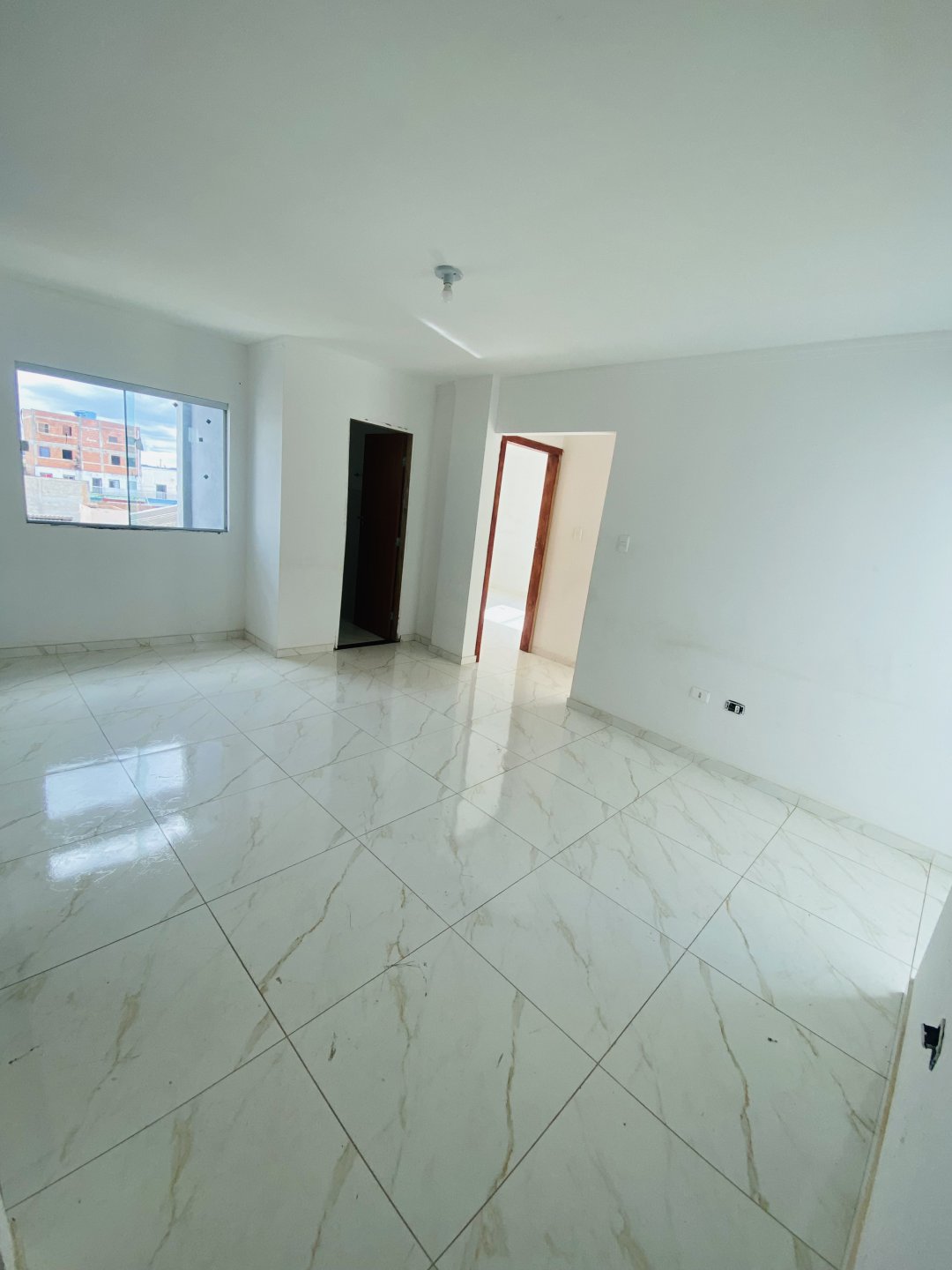 Vendo ótimo apartamento de 2 quartos com suíte, pronto para morar, apto no 2º andar - foto 2