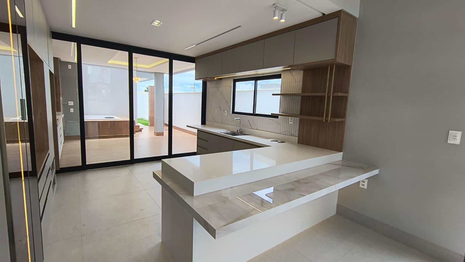 ALPHAVILLE 2 - Casa térrea com 3 Suítes + Varanda Gourmet com Hidro, Garagem coberta para 2 carros Vitória da Conquista Ba - foto 28