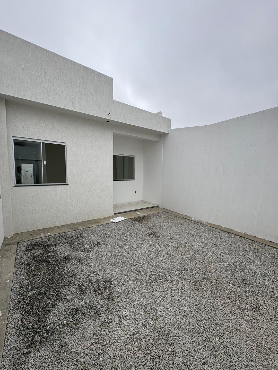 Casa de 2 quartos sendo 1 suíte com garagem para dois carros e quintal - foto 2