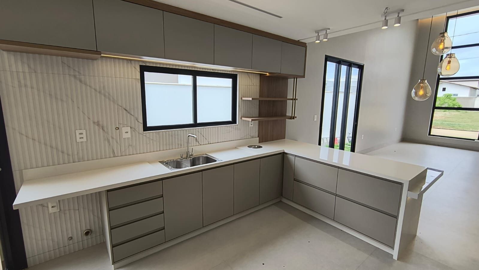 ALPHAVILLE 2 - Casa térrea com 3 Suítes + Varanda Gourmet com Hidro, Garagem coberta para 2 carros Vitória da Conquista Ba - foto 29