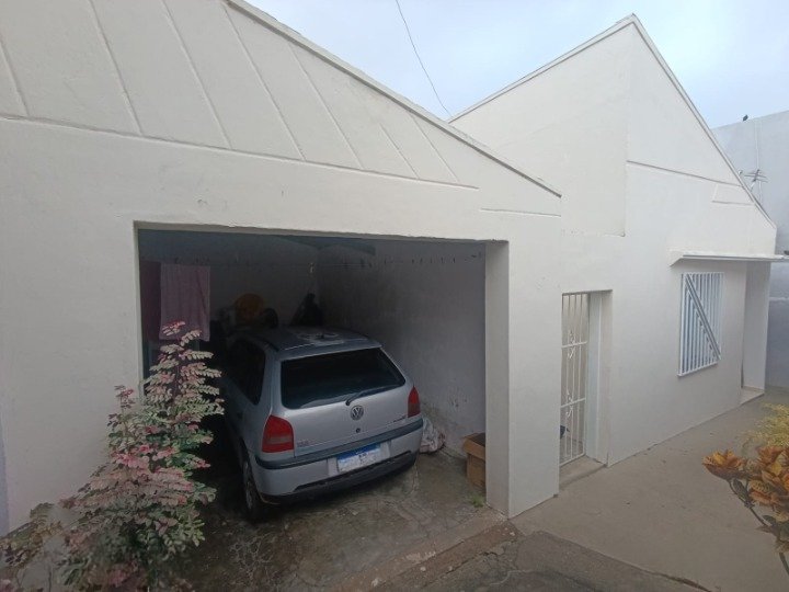 Casa com Sala, 2 quartos, copa, banheiro social, cozinha, área de serviços + edícula com quarto e banheiro, quintal e garagem no Sumaré/Centro, V - foto 2