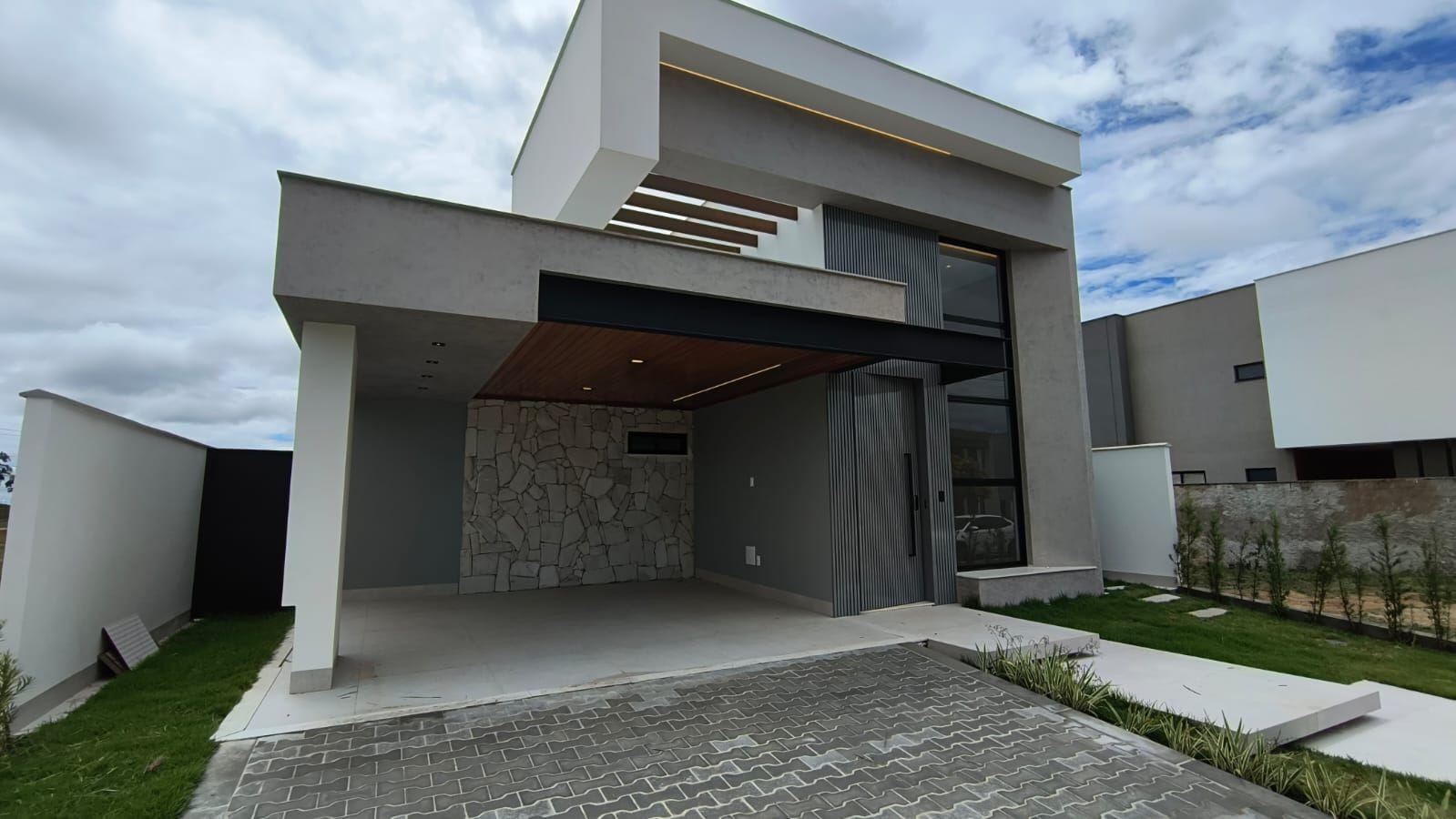 ALPHAVILLE 2 - Casa térrea com 3 Suítes + Varanda Gourmet com Hidro, Garagem coberta para 2 carros Vitória da Conquista Ba - foto 2