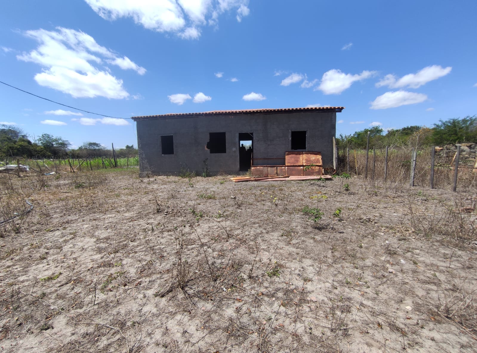 Sítio a venda na Lagoa das Flores com 2 casas, árvores frutíferas, poço artesiano, irrigação, baías para cavalos, tanque de peixe. Pertinho da ci - foto 32