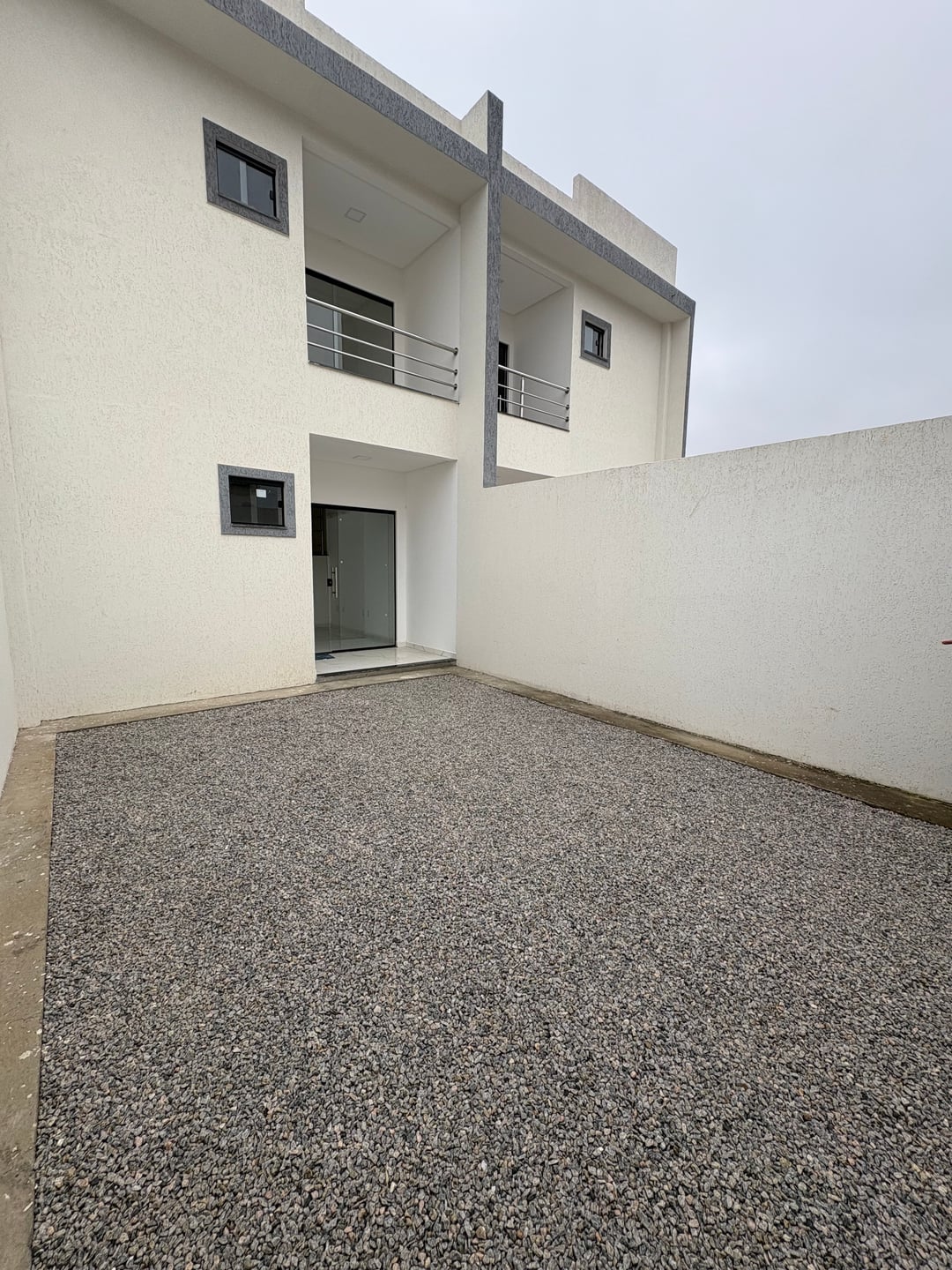 Casa duplex de 3 quartos sendo 2 suítes, garagem 2 carros + quintal - foto 3