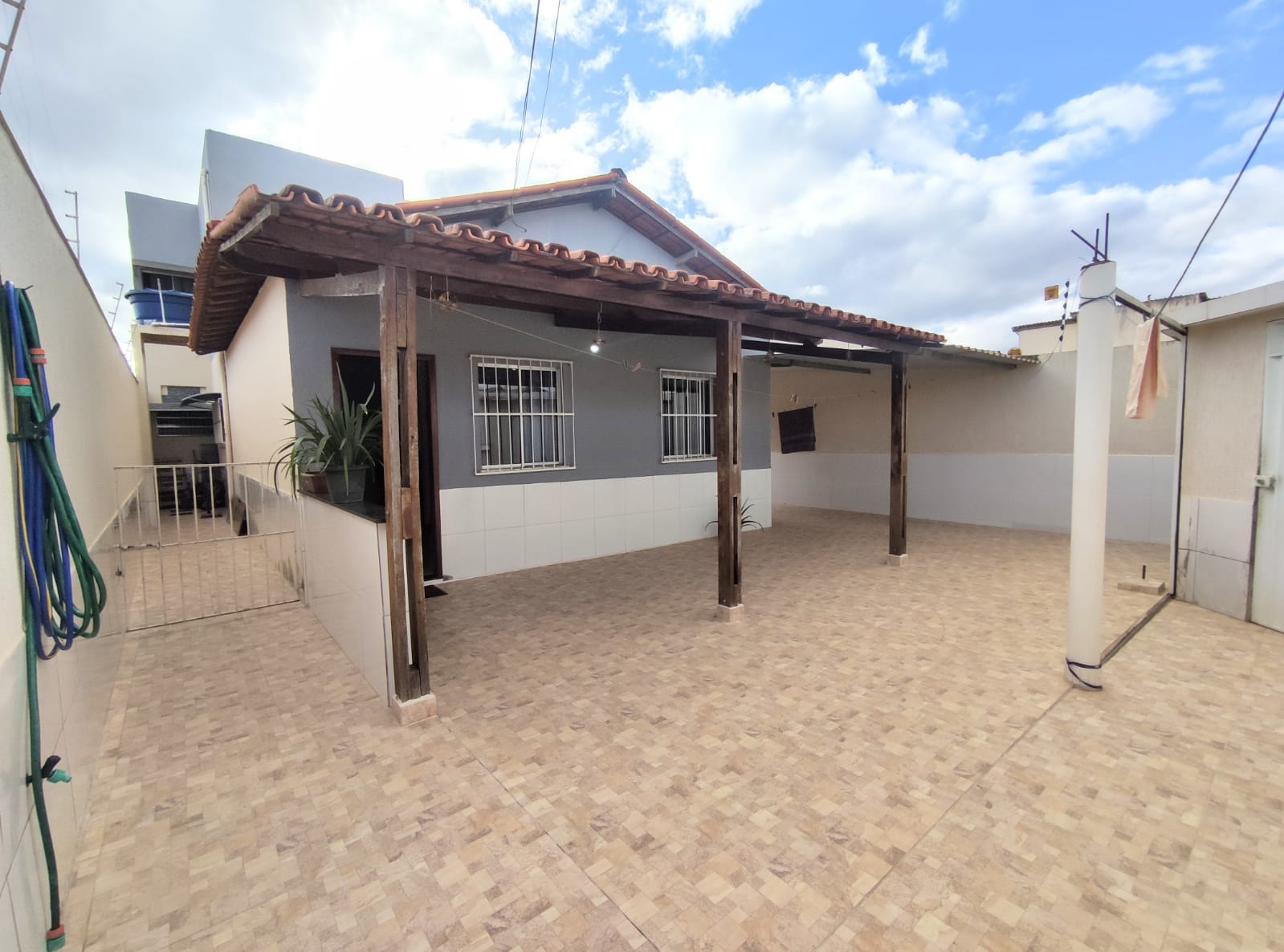 Casa Duplex (solta) com 5/4 sendo 1 suíte, com garagem para 4 carros no Bairro Felícia na região do Shopping Conquista Sul  Vitória da Conquista - foto 4