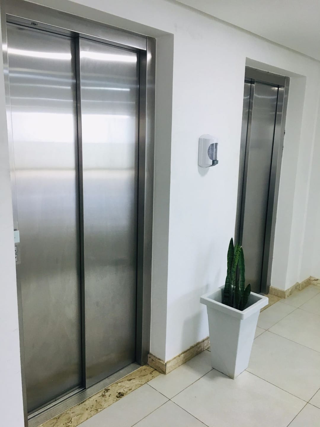 Vendo excelente apartamento de 3 quartos sendo 1 suíte, todo mobiliado, 103M² + 2 Elevadores no Candeias, Vitória da Conquista, BA - foto 4