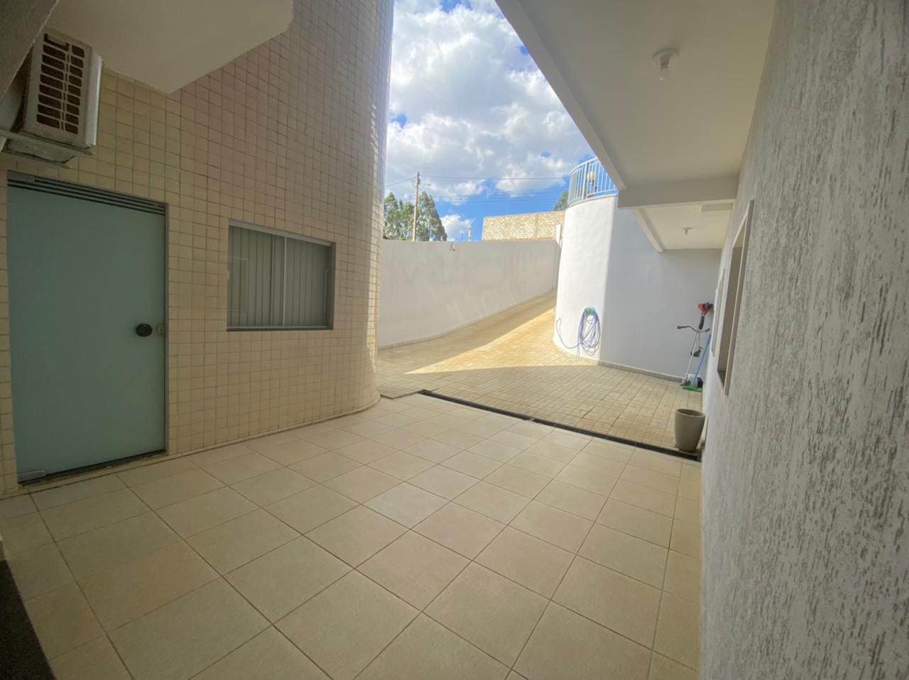 Apartamento térreo à venda, com 4 quartos sendo 2 suítes, com excelente acabamento, garagem para 4 carros, no bairro Candeias em  Vitória da Conq - foto 34
